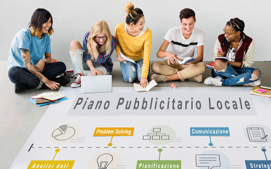 gruppo di ragazzi sorridenti seduti intorno a un piano pubblicitario locale di Spoleto Pubblicità