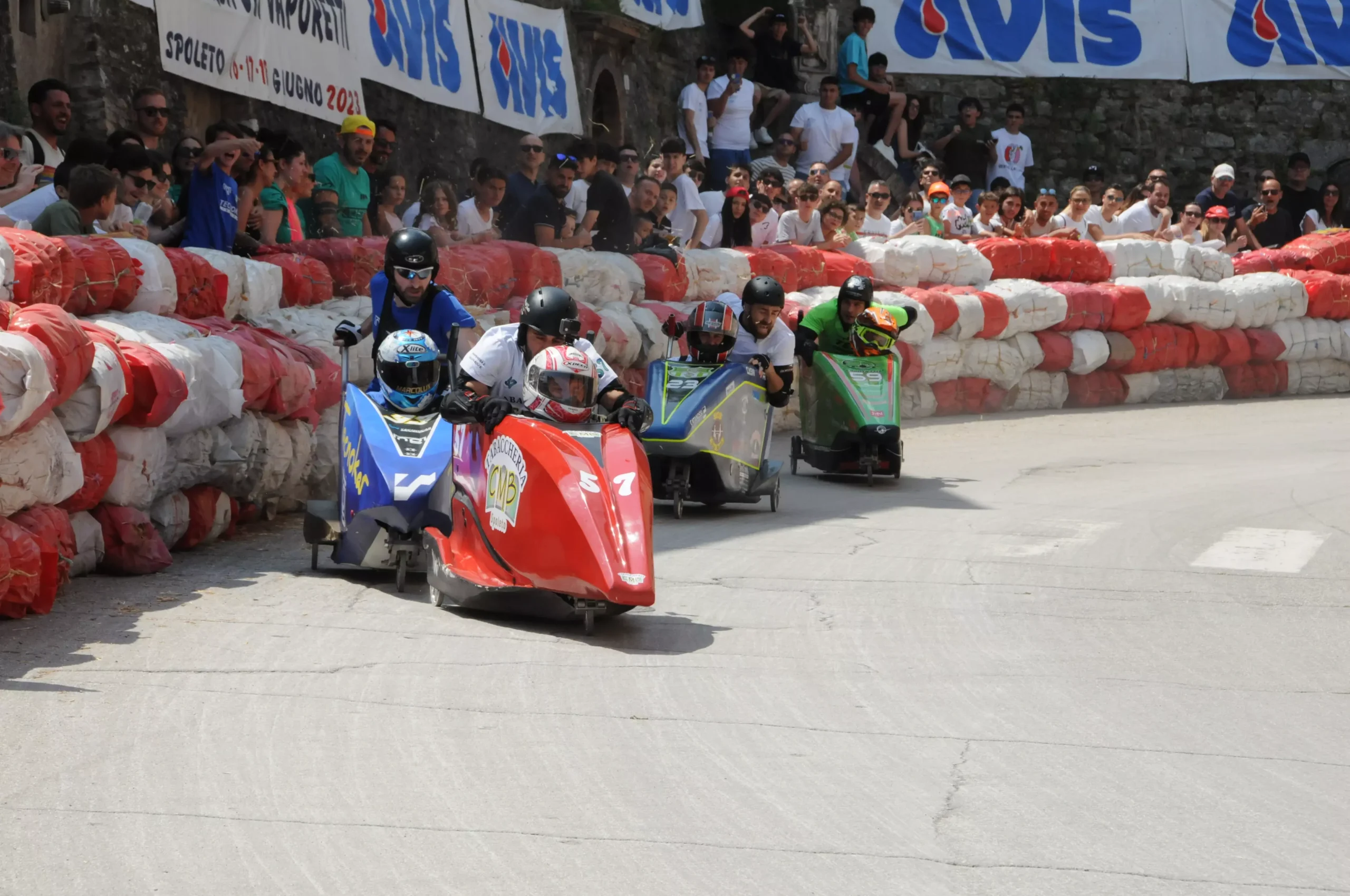 Vaporetti che corrono a Spoleto e suggeriscono corse pazze Umbria