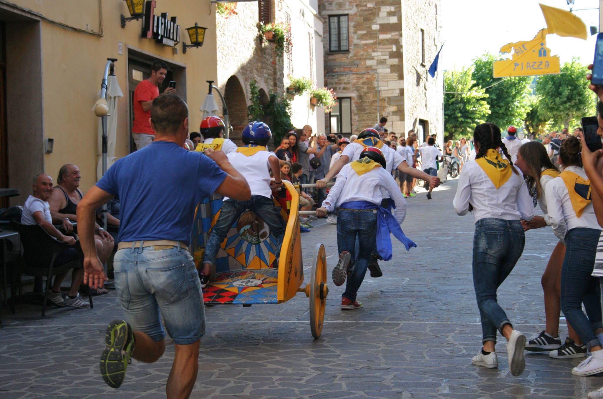 Vaporetti che corrono a Spoleto e suggeriscono corse pazze Umbria