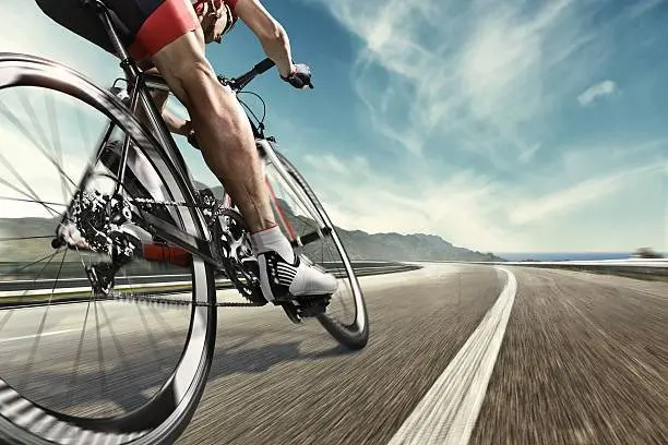 donna che guida ebike lombardo evolution